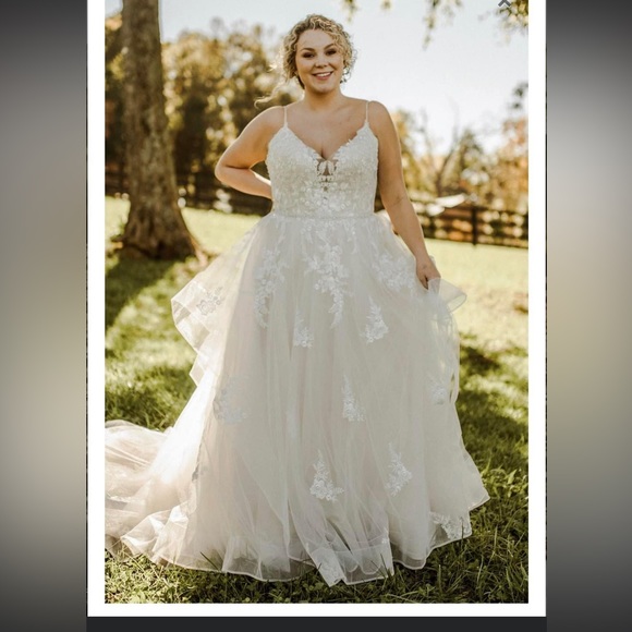 Ballgown lace wedding dress - Picture 2 of 5
